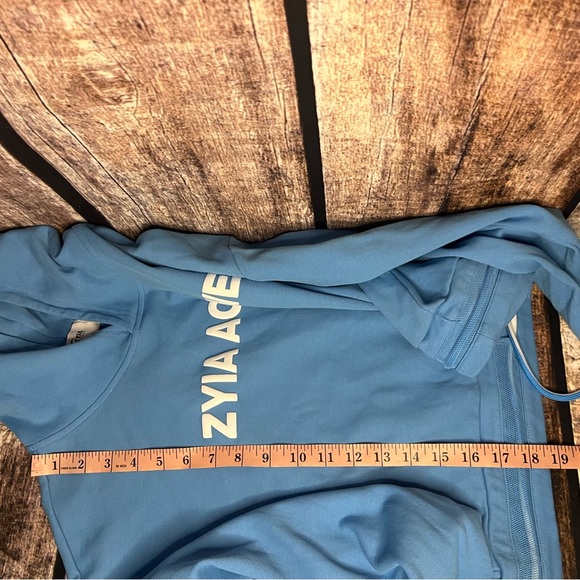 ZYIA cropped hoodie - Picture 8 of 10